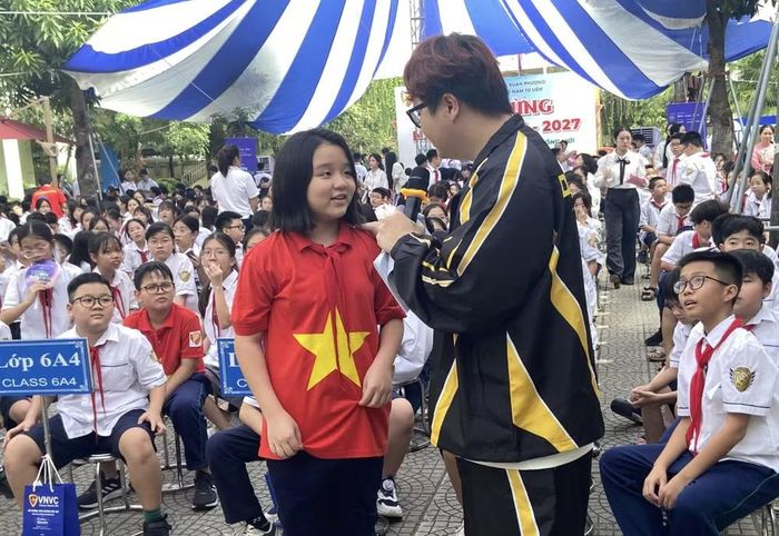 Giao lưu trực tiếp giữa học sinh và đại sứ đồng hành của chương trình. Ảnh: Lan Anh