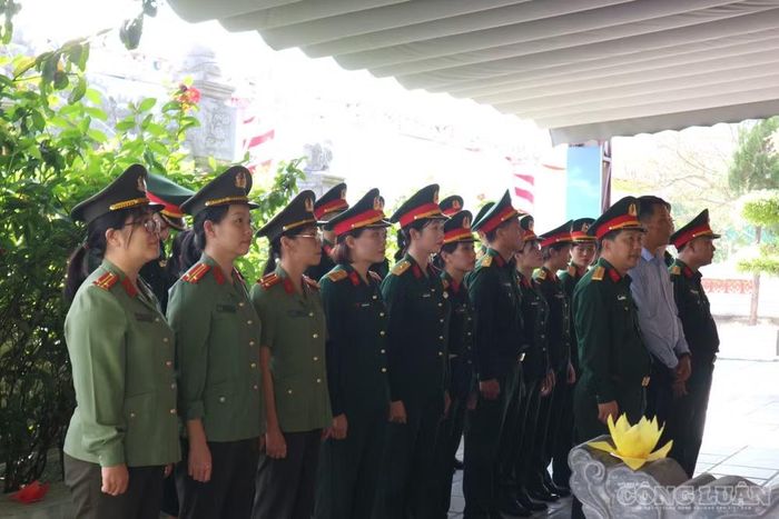 Đông đảo lực lượng vũ trang, nhân dân và thân nhân các liệt sĩ dâng hương trước phần mộ chung nhân lễ giỗ lần thứ 58 của 13 liệt sĩ TNXP Truông Bồn. Ảnh: Kim Long