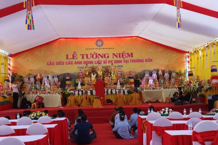 Lễ tưởng niệm, cầu siêu các anh hùng liệt sĩ tại Khu di tích lịch sử Truông Bồn. Ảnh: Kim Long