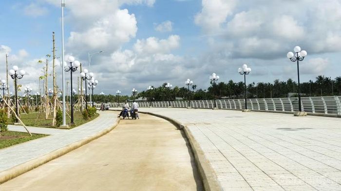 Đường hành lang bờ kè chống sạt lở được xây dựng kiên cố.