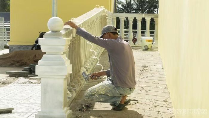 Công nhân tại các mũi thi công đang gấp rút hoàn thiện công trình.
