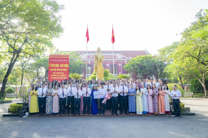 Lãnh đạo thành phố, lãnh đạo sở Giáo dục, Ban Giám hiệu Trường THPT chuyên Quốc Học – Huế cùng các thầy cô giáo, phụ huynh và học sinh nhà trường chúc mừng em Tăng Hạo Nhiên. (Ảnh: UBND TP Huế)