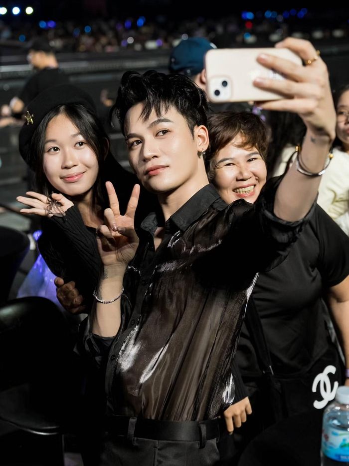 CoolKid và Ali Hoàng Dương chụp ảnh cùng người hâm mộ. Hoạt động giao lưu diễn ra theo từng nhóm nhỏ trong khu Sky Lounge trước khi chương trình chính bắt đầu.