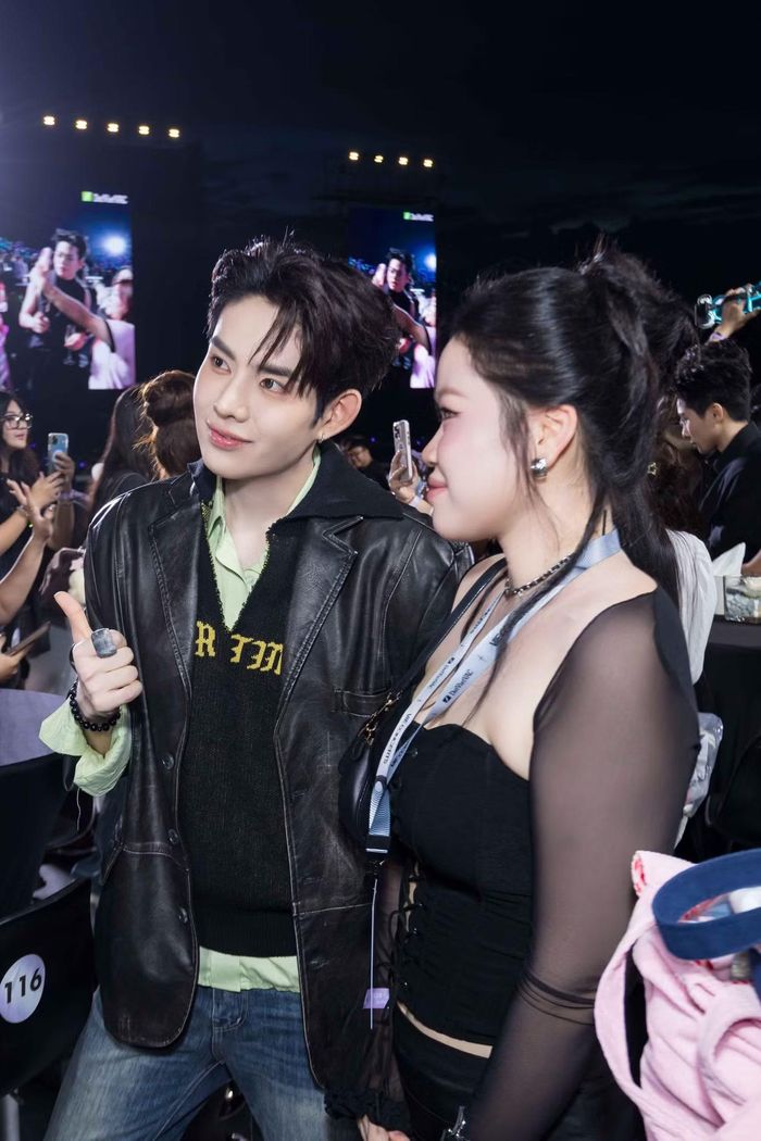 Gặp gỡ, ký tặng và chụp ảnh trước giờ diễn là đặc quyền của ban tổ chức dành cho khán giả đến xem concert thuộc vũ trụ Say hi. Những tương tác có nét tương đồng với hoạt động fansign, chụp ảnh cùng thần tượng trong ngành giải trí Hàn Quốc. Bên cạnh phần biểu diễn, cơ hội gặp trực tiếp nghệ sĩ cũng là điều người hâm mộ chờ đợi khi đến concert.
