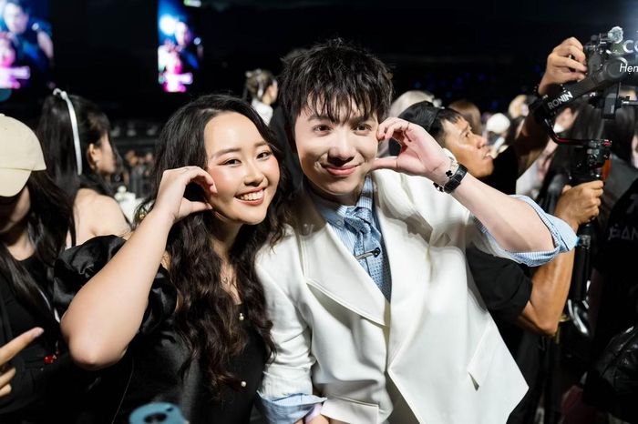 Xuân Định KY tạo dáng một nửa trái tim cùng fan gây sốt. Trên Threads, hoạt động fan service được bình luận sôi nổi. Các anh trai được khen nhiệt tình, có người nói đùa Xuân Định KY "chiều khán giả hơn chiều bạn gái".