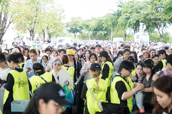 Concert Tinh hà say hi Day 2 diễn ra vào Chủ nhật, dòng người đổ về Vạn Phúc City tập trung đông trong buổi chiều. Theo ghi nhận tại hiện trường, có thời điểm lượng khán giả đến cùng lúc đông hơn Day 1, trong điều kiện thời tiết thuận lợi hơn. Nhân viên được bố trí dọc lối đi để hướng dẫn, phân luồng người vào khu vực kiểm soát vé.