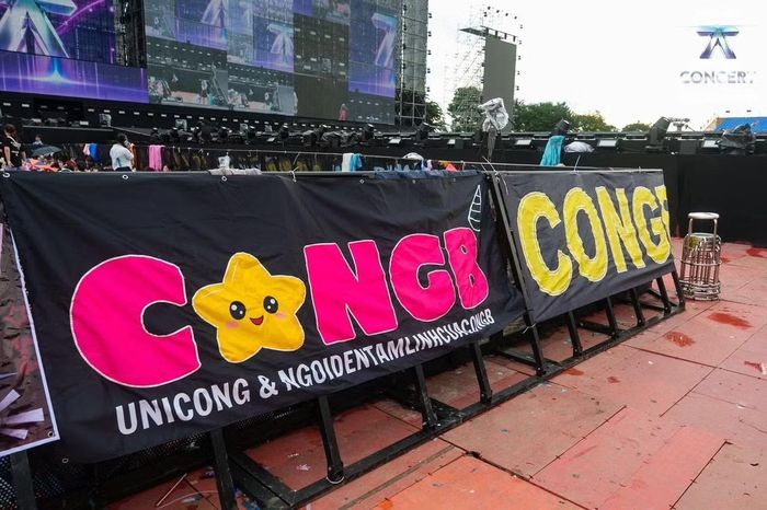 Các nhóm fan chuẩn bị từ mẫu chữ, màu sắc đến kích thước trước khi mang tới concert. Những tấm băng rôn lớn giúp nghệ sĩ nhận ra khu vực có khán giả đang cổ vũ.