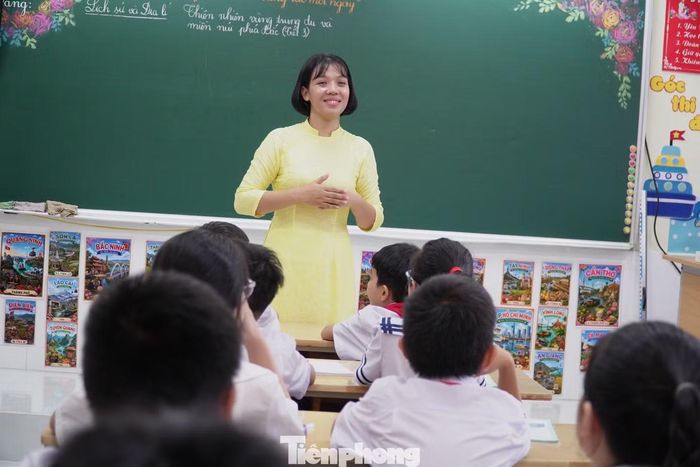 Rời vị trí hiệu phó, cô Hương làm giáo viên giảng dạy, mỗi ngày đều tận tâm với những học sinh thân yêu Ảnh: Thanh Hiền