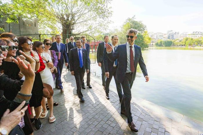 Nhà vua Frederik X của Đan Mạch thăm Việt Nam khi đang là Thái tử kế vị. Ảnh: TTXVN