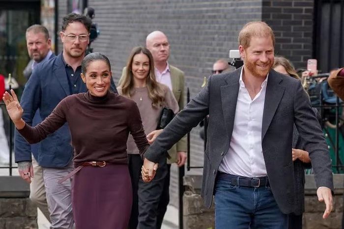 Meghan Markle và Hoàng tử Harry đến thăm Nottingham vào ngày 15/10. Đây là sự kiện chung đầu tiên của vợ chồng Sussex sau khi về Anh. Ảnh: Getty Images.