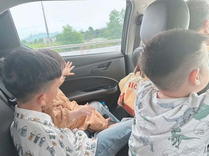 Chị Nhâm cho biết, 3 người con của chị cũng "bỗng dưng" phải sống xa nhau. Ảnh: NVCC