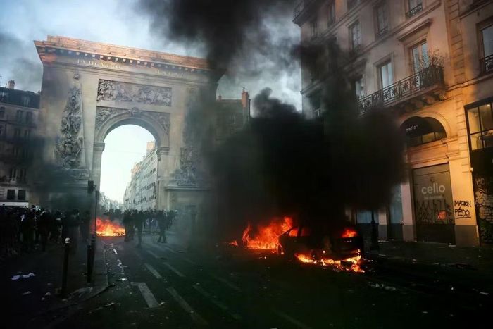 Khói đen bao trùm nhiều khu phố ở Paris.