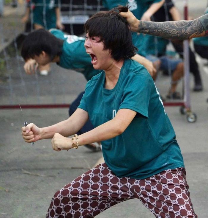 Hoàng Kim Ngọc đóng vai Mỹ Ngọc, nhân vật luôn tìm cách dựa vào kẻ có quyền để sống sót trong trại buôn người. Vai diễn có tính cách gây ức chế, giúp nữ diễn viên được nhắc tên trên các diễn đàn. Nữ diễn viên cho biết ban đầu từng xin đổi vai vì lo khán giả ghét nhân vật, ghét sang cả mình.