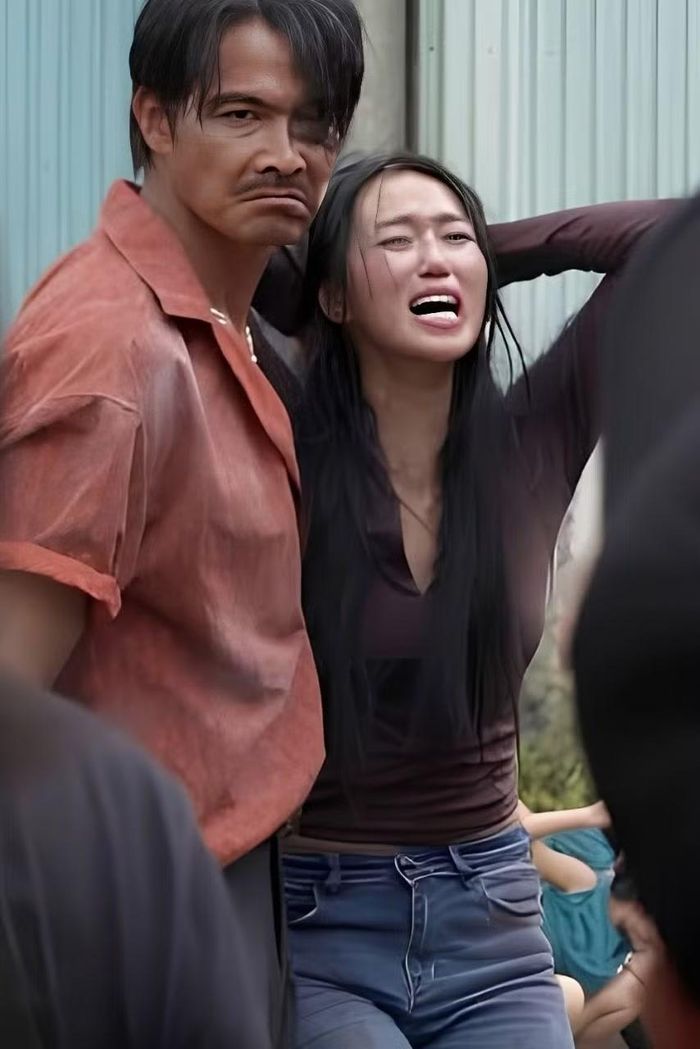 Sau 8 năm ít tham gia nghệ thuật, Khánh My trở lại với vai diễn bị lừa vào trại buôn người, có nhiều cảnh quay bị nhân vật của Quách Ngọc Ngoan bạo hành. Khánh My chia sẻ cô bị thương trong phân đoạn bị hành hạ và chạy trốn giữa khói lửa. Đây cũng là vai diễn khiến cô bầm dập nhiều nhất từ trước đến nay.