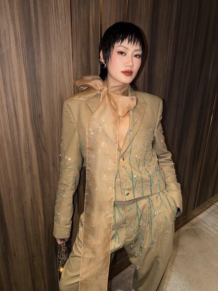  Pông Chuẩn từng vào top 4 Vietnam’s Next Top Model mùa đầu, sau đó chuyển sang làm stylist. Ngoài đời, cô theo đuổi hình ảnh cá tính. Chồng cô là diễn viên Tùng Mint cũng tham gia Trại buôn người. Anh đóng Đại úy Nguyễn Văn Tùng, cảnh sát chìm trong đường dây tội phạm. 