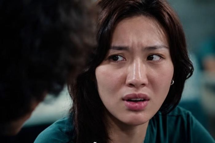  Sau khi Trại buôn người bùng nổ doanh thu, khán giả chú ý nạn nhân mang áo số 371. Trong phim, Khánh Linh đóng vai người phụ nữ bị lừa vào ổ lừa đảo khi đang mang thai. Các phân đoạn kêu cứu, hoảng loạn và tuyệt vọng giúp cô được khán giả quan tâm. 