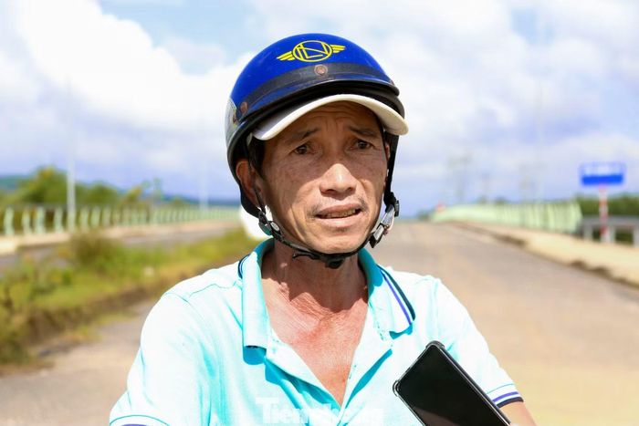 Ông Võ Công Mẫn - người dân phường Điện Bàn Bắc - cho biết hằng ngày ông phải đi qua khu vực này để đến nơi làm việc. Tuy nhiên, đường dẫn chưa hoàn thiện, đặc biệt vào những ngày mưa, đường đất lầy lội khiến việc đi lại khó khăn, buộc ông phải đi đường vòng xa hơn. 