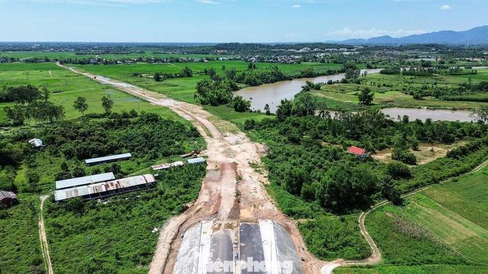  Đối với cầu Quảng Đà, Trung tâm Phát triển quỹ đất, UBND phường Điện Bàn Bắc cùng Ban Quản lý dự án phải tập trung tháo gỡ vướng mắc, hoàn thành dứt điểm công tác giải phóng mặt bằng đất ở; đồng thời đẩy nhanh thi công đoạn từ cầu đến đường ĐH12, bảo đảm thông tuyến đồng bộ vào ngày 31/12. 