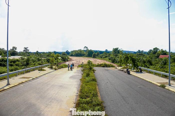  Trước tình trạng một số công trình cầu đã xây dựng nhưng chưa hoàn thành đường dẫn kết nối, đầu tháng 10, UBND TP. Đà Nẵng đã có văn bản yêu cầu xử lý dứt điểm những vướng mắc, đẩy nhanh tiến độ các dự án. 