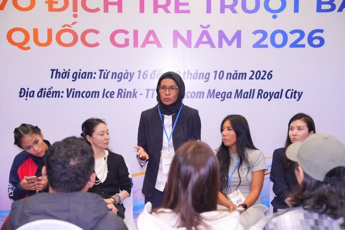 Tọa đàm trao đổi chuyên môn giữa 5 chuyên gia kỹ thuật, trọng tài quốc tế với các huấn luyện viên, vận động viên và phụ huynh.