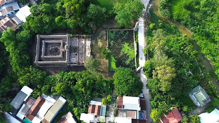Lăng Vạn Vạn nằm theo trục Tây Bắc - Đông Nam, tựa núi Ngự Bình, hướng ra dòng nước từ Cống Bạc về sông An Cựu. Không gian tuân thủ thế Tả Thanh Long, hữu Bạch Hổ, tiền Chu Tước, hậu Huyền Vũ.