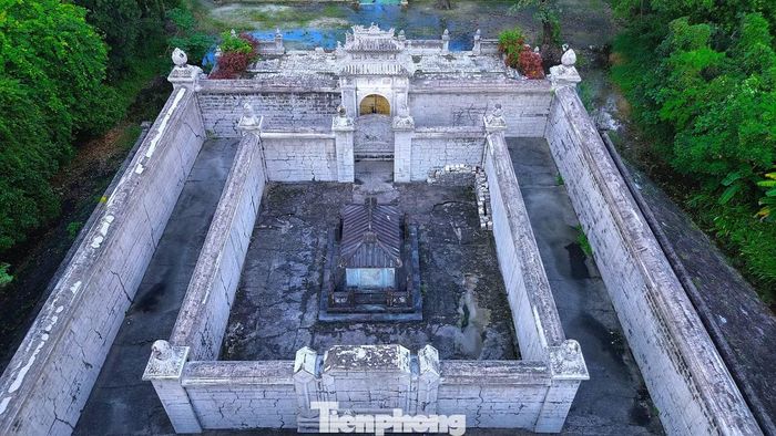 Lăng Vạn Vạn có khu đất quan phòng xấp xỉ 6 ha, quy mô bề thế. Dù nằm giữa đồng bằng, công trình vẫn được lựa chọn và quy hoạch theo những nguyên tắc phong thủy xưa nghiêm ngặt, tạo nên một không gian biệt lập giữa khu dân cư.