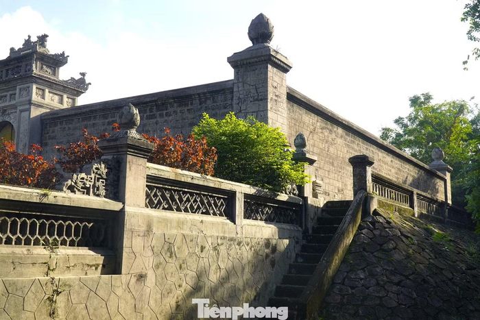 Theo truyền ngôn của các bô lão, vùng đất Cù Bạc được xem là nơi hội tụ nhiều yếu tố cát lành. Người xưa lưu truyền câu: Cù Bạc nhất xứ huyệt - Công hầu đợi đợi (đại) bất tuyệt. Có thể hiểu nghĩa, Cù Bạc là vùng đất lành, nếu chọn làm huyệt mộ thì con cháu đời đời được kỳ vọng vinh hiển, công hầu khanh tướng nối tiếp không dứt.