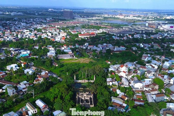 Không nằm giữa những triền đồi phía tây Huế như phần lớn lăng tẩm thường thấy của các vua, chúa, hoàng hậu, phi tần nhà Nguyễn, lăng Vạn Vạn ẩn mình giữa khu dân cư ở phường An Cựu. Di tích cách Đại Nội Huế hơn 5 km về phía đông nam. Địa điểm này từng thuộc xứ Cù Bạc, làng An Cựu Tây, tổng An Cựu (nay là phường An Cựu, Huế).