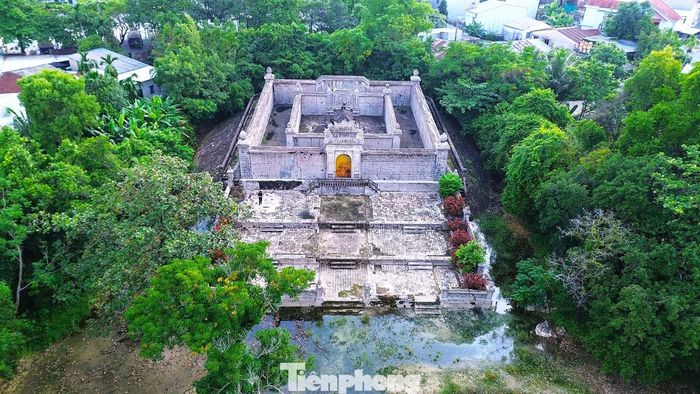 Điểm đặc biệt của lăng Vạn Vạn là dù tọa lạc trên vùng đồng bằng, Huyền Cung - khu vực trung tâm và cũng là mật địa của lăng - lại được xây trên một gò đất cao khoảng 4 m. Bao quanh Huyền Cung là Bửu Thành với hai vòng thành kiên cố, vòng ngoài cao khoảng 4,5 m, vòng trong cao khoảng 3 m.