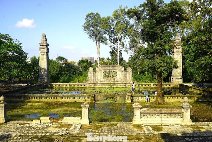 Sau khi triều Nguyễn cáo chung năm 1945, việc quản lý, bảo vệ lăng Vạn Vạn có thời gian dài bị bỏ ngỏ, khu binh xá hộ lăng cũng dần xuống cấp. Từ cuối năm 2002, công tác bảo vệ được khôi phục. Lăng đã được xếp hạng di tích kiến trúc nghệ thuật cấp quốc gia năm 2006.