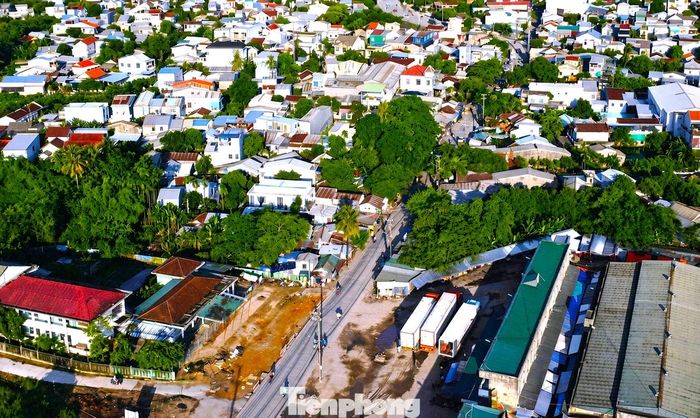 Tuy nhiên, đoạn từ nút giao Ngô Kha đến cầu Chợ Dinh đến nay vẫn chưa xong giải phóng mặt bằng dù dự án đã khởi công hơn 1 năm.