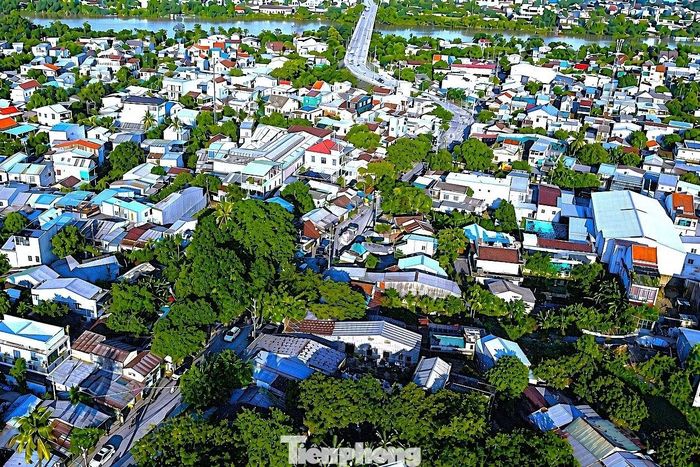 Đoạn vướng giải phóng mặt bằng này dài hơn 600 m, chưa thể triển khai đồng bộ và liên tục do phải điều chỉnh dự án. Cụ thể, mặt cắt ngang đoạn này tăng từ 27,5 m lên 36 m, kéo diện tích thu hồi đất từ 4,2 ha lên khoảng 4,85 ha.
