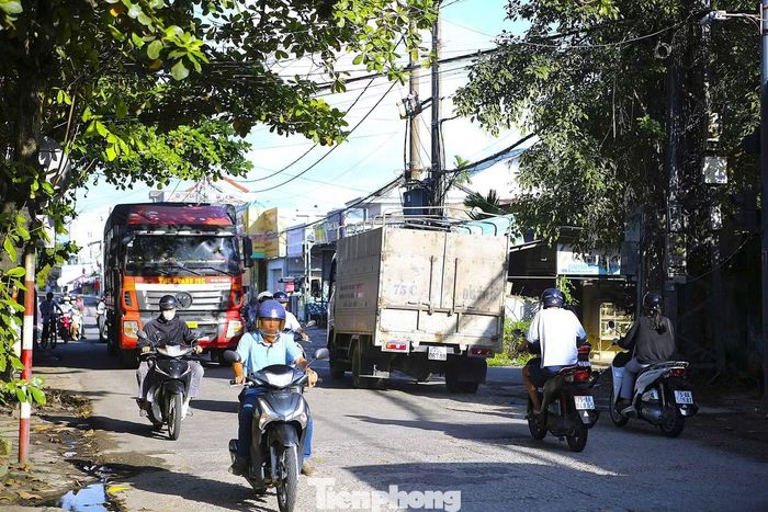 Ngoài vướng mắc giải phóng mặt bằng, dự án còn gặp khó do phải thi công trên tuyến đường đang khai thác, có lưu lượng phương tiện lớn và nằm giữa hai khu chợ đông đúc. Tình trạng tiểu thương lấn chiếm lòng đường để buôn bán gây thêm trở ngại cho tổ chức thi công. Việc di dời hệ thống cấp nước chưa đồng bộ cũng ảnh hưởng tiến độ.