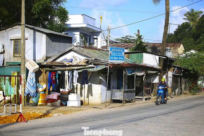 Theo chủ đầu tư﻿, toàn tuyến có 100 hộ thuộc diện thu hồi đất theo lộ giới mới. Phương án bồi thường đã được phê duyệt cho 73 hộ, nhưng đến nay chỉ có 2 hộ bàn giao mặt bằng. Có 27 hộ đã nhận tiền bồi thường nhưng chưa giao đất; 27 trường hợp khác chưa được phê duyệt phương án do còn vướng xác minh nguồn gốc đất, điều kiện bồi thường, tranh chấp... 