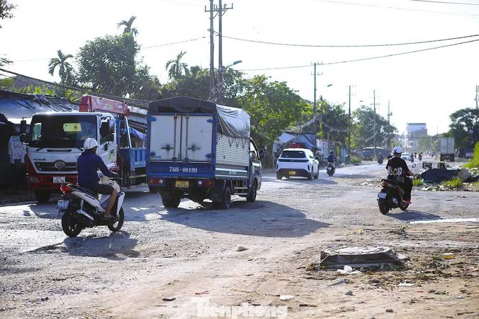 Sau hơn một năm khởi công, đường Nguyễn Gia Thiều hiện vẫn chưa có mặt bằng đồng bộ để triển khai toàn tuyến. Dự án dự kiến hoàn thành vào tháng 4/2027, nhưng những vướng mắc về giải phóng mặt bằng, bố trí tái định cư là điểm nghẽn đang được chủ đầu tư khẩn trương tháo gỡ để công trình về đích đúng tiến độ.