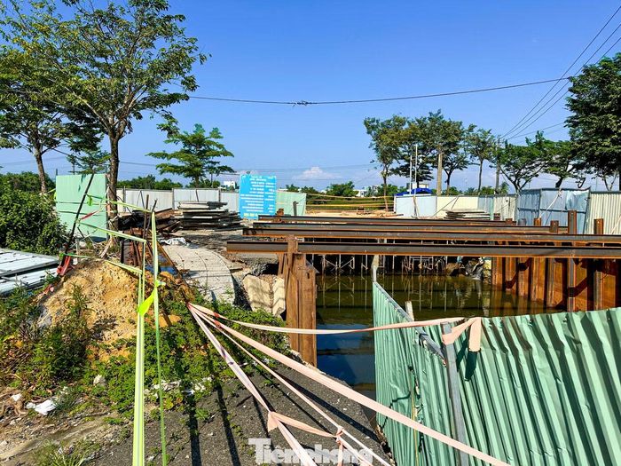 Chủ tịch UBND thành phố yêu cầu chủ đầu tư chịu trách nhiệm toàn diện nếu để xảy ra sự cố giao thông, tai nạn lao động hoặc sạt lở ảnh hưởng đến người dân; đồng thời xem xét cắt chuyển khối lượng, chấm dứt hợp đồng và thay thế nhà thầu nếu tiếp tục chậm tiến độ.