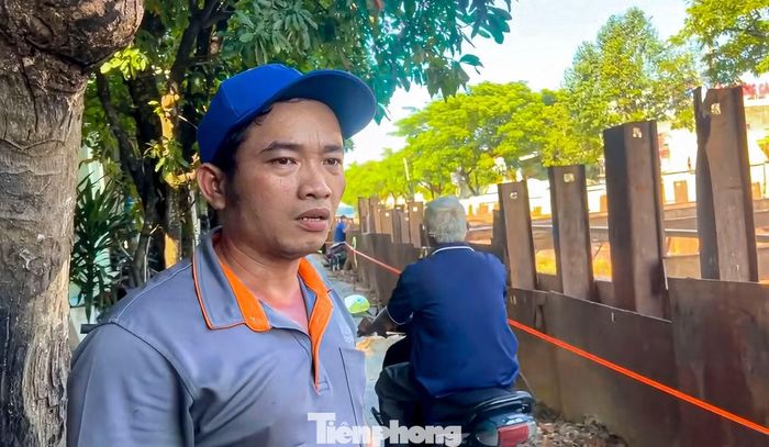 Anh Trần Quang Hộ, người dân phường Bàn Thạch, cho biết tuyến đường bị đào xới gần 3 tháng chưa hoàn thiện, khiến nhiều hộ kinh doanh gặp khó khăn. “Mong đơn vị thi công sớm hoàn thành để người dân đi lại, buôn bán thuận lợi. Tuyến đường có lưu lượng phương tiện lớn, nhiều học sinh qua lại nên rất nguy hiểm nếu tình trạng này kéo dài trong mùa mưa”, anh Hộ nói.