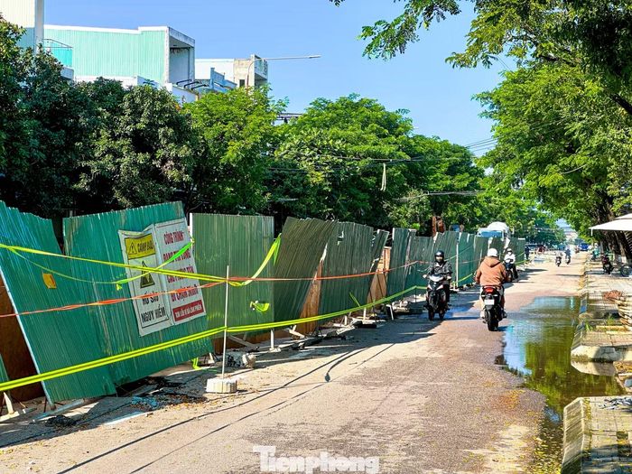 Theo kế hoạch ban đầu, công trình phải hoàn thành vào ngày 31/3/2026. Tuy nhiên, tiến độ sau đó được gia hạn đến ngày 27/9/2026. Dù thời hạn mới đã qua, đến nay dự án mới đạt khoảng 32% giá trị hợp đồng.