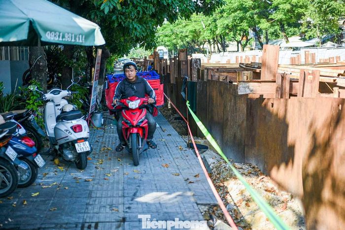 Thi công kéo dài không chỉ gây khó khăn cho việc đi lại mà còn ảnh hưởng đến kinh doanh của người dân.