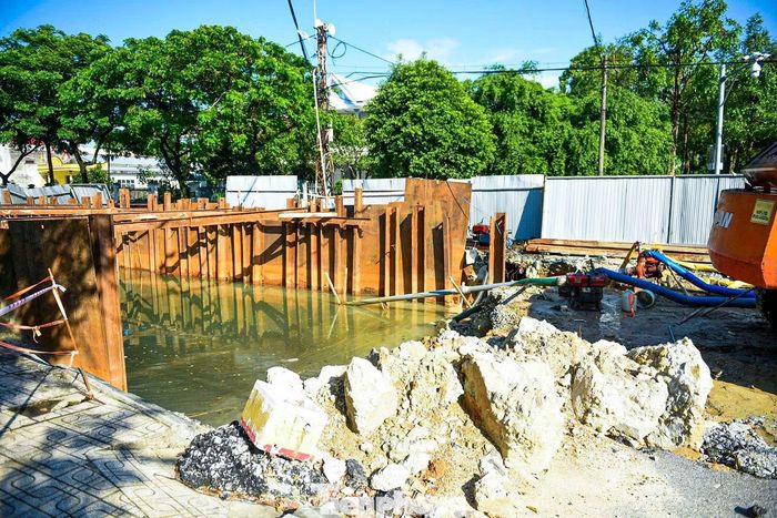Trước tình trạng trên, Chủ tịch UBND TP Đà Nẵng Nguyễn Mạnh Hùng yêu cầu chủ đầu tư dự án là Ban Quản lý dự án đầu tư xây dựng các công trình dân dụng, công nghiệp và hạ tầng kỹ thuật Đà Nẵng khẩn trương chấn chỉnh, khắc phục nguy cơ mất an toàn tại công trường, chỉ đạo nhà thầu xây dựng phương án thi công chi tiết, đẩy nhanh tiến độ tuyến thoát nước ngầm tại hai phường Bàn Thạch và Tam Kỳ, bảo đảm thoát nước và an toàn cho người dân.