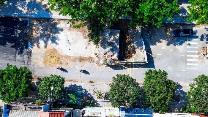 Nhiều đoạn đường bị đào xới, rào chắn ngổn ngang, gây khó khăn cho việc đi lại và tiềm ẩn nguy cơ mất an toàn.