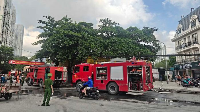 Xe chữa cháy có mặt tại hiện trường.