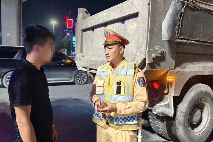 CSGT làm việc với tài xế.