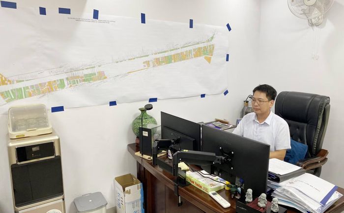 Bản đồ giải phóng mặt bằng tuyến đường Vành đai 1 đoạn Hoàng Cầu - Voi Phục trong phòng làm việc của Phó Chủ tịch UBND phường Giảng Võ Nguyễn Anh Dũng. Ảnh: T.P.