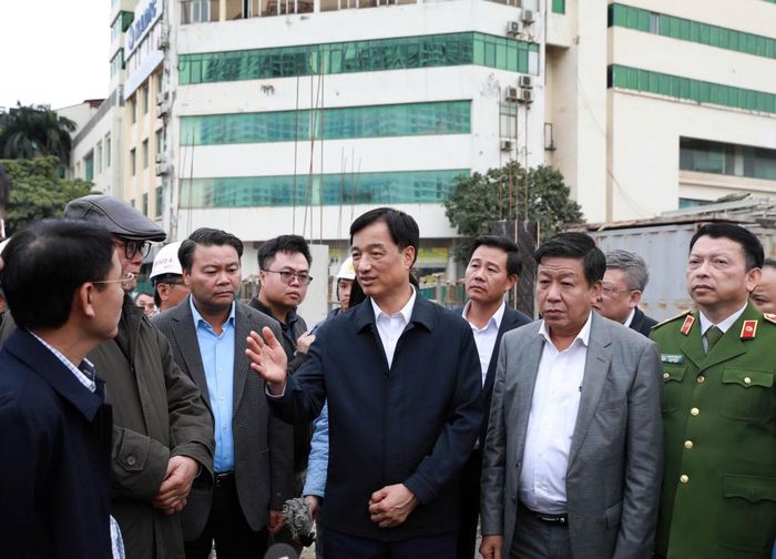 Bí thư Thành ủy Hà Nội Nguyễn Duy Ngọc và lãnh đạo thành phố Hà Nội kiểm tra tiến độ thi công tuyến đường Vành đai 1 đoạn Hoàng Cầu - Voi Phục, thời điểm tháng 12/2025.