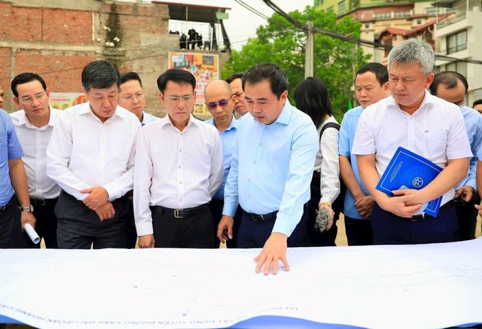 Bí thư Thành ủy Hà Nội Trần Đức Thắng kiểm tra tiến độ dự án đường Vành đai 1 đoạn Hoàng Cầu - Voi Phục, tháng 4/2026. Ảnh: Q.T.
