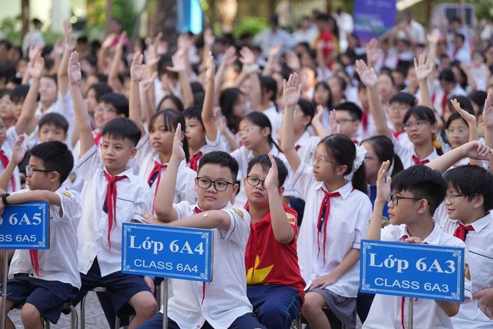 Các em học sinh tham gia Lễ khởi động Chương trình sáng 19/10.