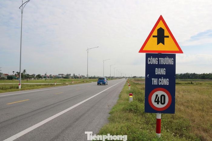 Biển báo hiệu công trường và hạn chế tốc độ 40km/h trên tuyến đường ven biển nhưng không có dấu hiệu thi công.