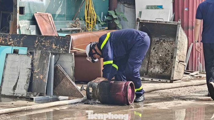 Bình gas bị cháy xém được di chuyển ra ngoài.