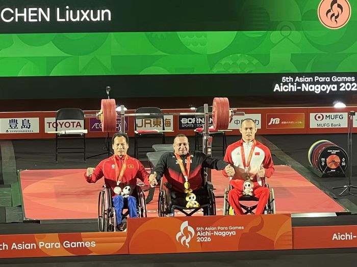 Lê Văn Công (ngoài cùng bên trái) giành huy chương đầu tiên cho Đoàn Thể thao Người khuyết tật Việt Nam